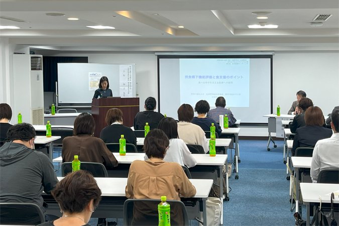 三浦市医師会主催の第2回在宅医療ミーティングにおいて全身管理歯科学講座障害者歯科学分野の小松知子教授が講演しました